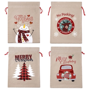 Set van vier kerstcadeauzakjes van jute met sneeuwpop en rendier ontwerpen
