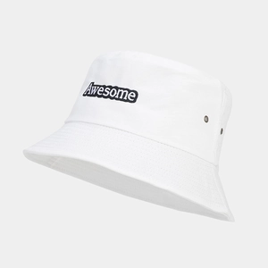 Détail du chapeau bob en coton blanc avec broderie Awesome et œillets d'aération
