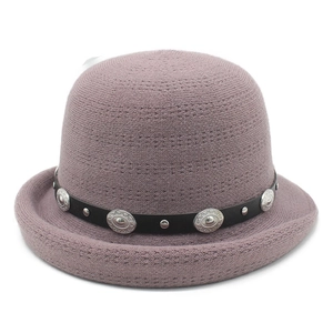 Détail du chapeau cloche en tricot mauve avec bande en cuir noir et boucle en métal vintage