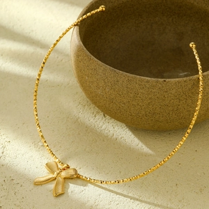 Elegant gold bow pendant necklace with faceted titanium steel collar chain design