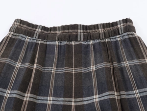 Detailansicht der Karo-Shorts mit elastischem Bund und marineblauem Stoffgewebe