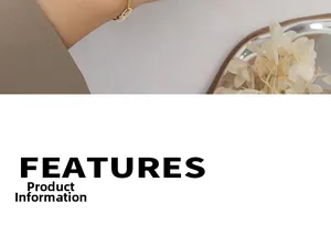 Primo piano di un bracciale minimalista in titanio placcato oro 18K indossato al polso