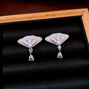 Détails des boucles d'oreilles en éventail avec perles et zircone en boîte velours