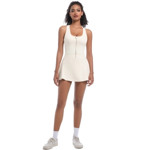 Détail d'une robe de tennis blanc crème avec col en U et fermeture éclair sur le devant