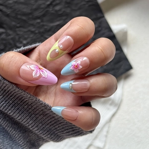 Detailansicht von Almond-Press-on-Nägeln mit 3D-Blumendesign und Perlenverzierung