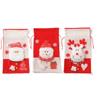 Tre sacchetti regalo natalizi in maglia con coulisse nei modelli Babbo Natale, pupazzo e renna