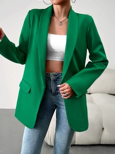 Détail d'un blazer vert minimaliste pour femmes avec finition lisse et design sans bouton