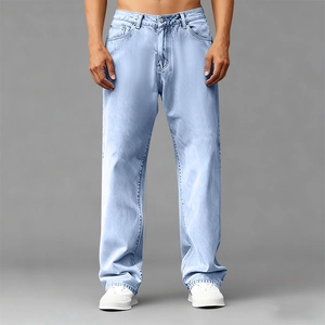 Vue détaillée du jean bleu clair à coupe droite avec un design classique à cinq poches