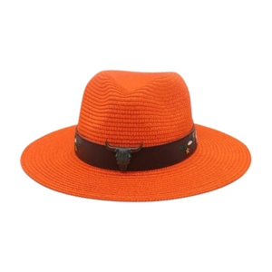 Détail d'un chapeau de paille orange avec bande en cuir et ornement tête de taureau