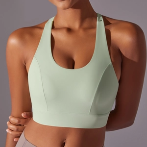 Détail du soutien-gorge de sport sans couture vert menthe avec encolure en U et dos nageur