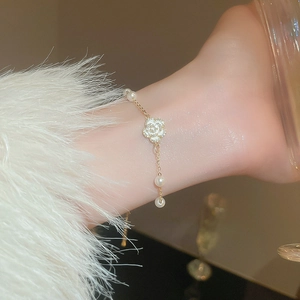 Bracelet élégant en perles plaqué or avec fleur de camélia en émail pour femme