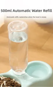 Détail du distributeur d'eau de 500ml et du bol de nourriture sur parquet