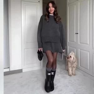 Completo in maglia grigio scuro con maglione a girocollo e minigonna coordinata