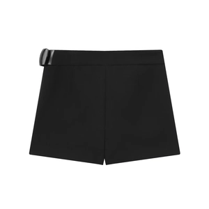 Vue détaillée de la jupe-short noire pour femme avec taille plissée et boucle latérale