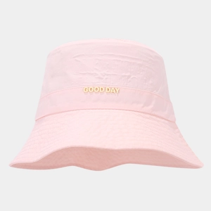 Detalle de sombrero de sol rosa en tela funcional con letras 3D GOOD DAY bordadas