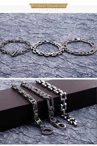 Dettaglio di tre braccialetti da uomo in acciaio inossidabile in stile gotico vintage