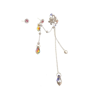 Élégant clip d'oreille papillon argenté avec perles et glands en cristal coloré