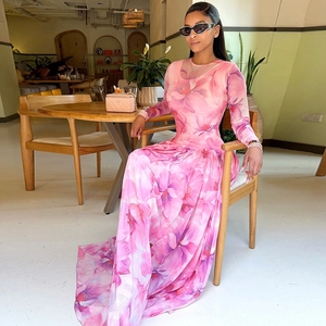 Robe longue élégante à imprimé fleuri rose avec taille ajustée et jupe évasée fluide
