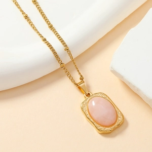 Collier en acier titane doré avec pendentif rectangulaire serti d'une pierre rose