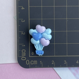 Vue détaillée d'une breloque ballon cœur en résine de 3 cm pour la création de bijoux