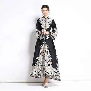 Robe longue vintage à col en V, manches évasées et imprimé floral baroque sur fond noir