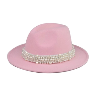 Vista detallada del sombrero de fieltro rosa con banda decorativa de múltiples perlas