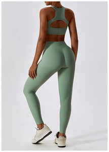 Détail de l'ensemble de yoga vert sauge avec texture côtelée et brassière à dos nageur ouvert