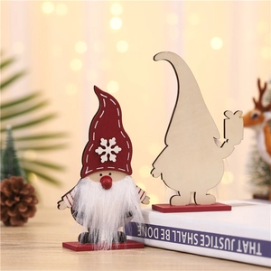 Détail d'un gnome de Noël en bois avec chapeau à flocons rouges et barbe en peluche douce