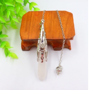 Macro-detail van een witte kristallen hanger aan een zilveren ketting met metalen houder