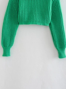 Dettaglio maglione verde in maglia a coste con trama verticale e polsini a coste