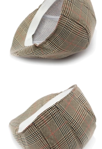 Dettaglio cappello newsboy a quadri con fodera in rete traspirante e tessuto plaid