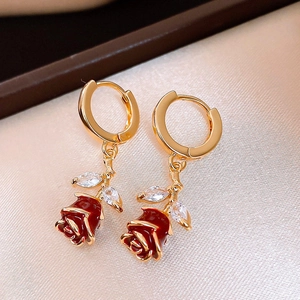 Vue détaillée de boucles d'oreilles fleur plaquées or avec rose émail rouge et cristal