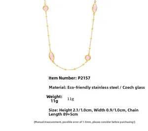 Detail der Anhänger aus rosa tschechischem Glas und der langen goldenen Edelstahlkette