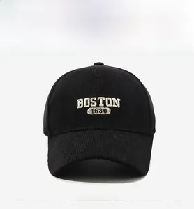Détail de la broderie Boston 1630 sur casquette de baseball en velours côtelé noir