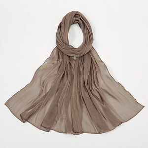 Detail eines bronzefarbenen Chiffonschals mit Plissee-Struktur und Glanzeffekt