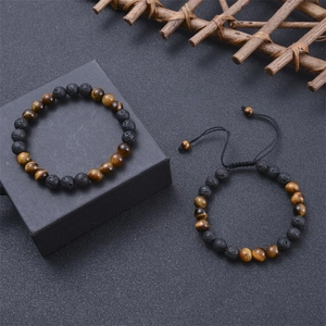 Tigerauge- und Lavastein-Armband-Set präsentiert auf einer Geschenkbox und Struktur-Basis
