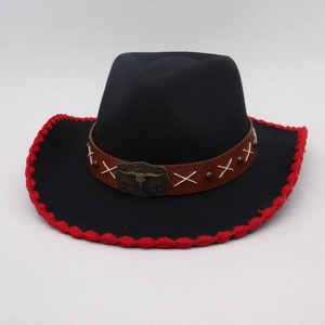 Detalle de sombrero de jazz negro estilo étnico con ala de ganchillo rojo y hebilla