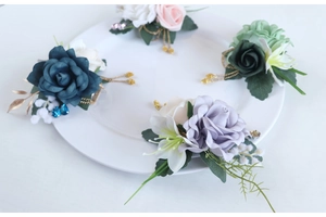 Détail de corsages de roses faits main et de fleurs de poignet en bleu, lilas, vert et rose
