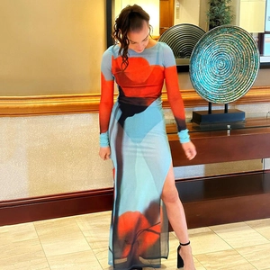 Robe longue chic en maille transparente à manches longues avec fente latérale