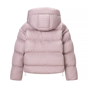 Rückansicht einer lila Steppjacke mit geometrischen Ringmustern und Kapuzendetails