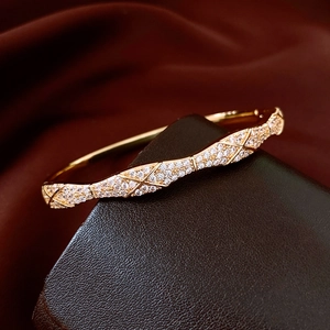 Détail macro du bracelet plaqué or 18 carats avec motif matelassé et pavé de zircons