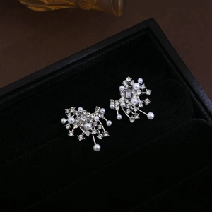 Irregular cloud-shaped silver needle pearl earrings with crystals in luxury black box