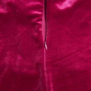 Detailansicht des unsichtbaren Reißverschlusses und des Samtstoffs am lila Kleid