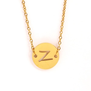 Gros plan sur le collier doré en acier inoxydable avec pendentif rond évidé lettre Z