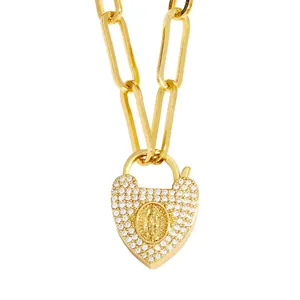 Gros plan du collier chaîne trombone dorée avec pendentif cadenas cœur serti de zircons
