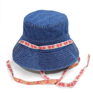 Detailansicht eines Fischerhuts aus gewaschenem Denim mit Blumenband und breiter Krempe