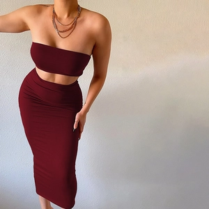 Détails de l'ensemble deux pièces bordeaux avec haut bustier et jupe longue moulante chic