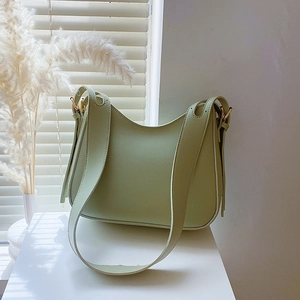 Sac à bandoulière tendance en cuir PU vert menthe pour femmes avec boucles dorées chic
