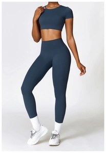 Vue détaillée de l'ensemble de yoga bleu marine avec legging taille haute et haut court