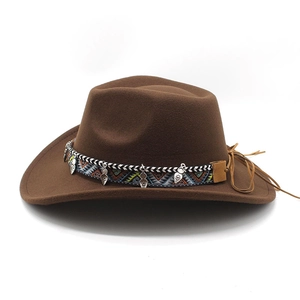 Détail d'un chapeau de cowboy en laine avec broderie ethnique et pendentifs en argent